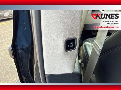 Used 2023 Chrysler Pacifica Touring-L FWD image 14