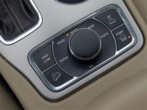 Used 2018 Jeep Grand Cherokee Overland image 32