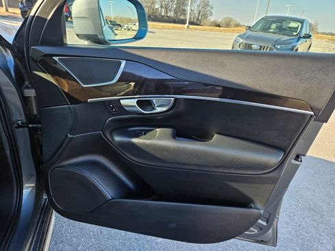 Used 2017 Volvo XC90 T6 Momentum w/ Vision Package image 32