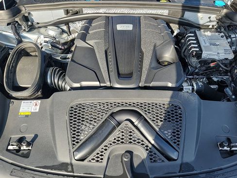 Certified 2024 Porsche Macan GTS image 27