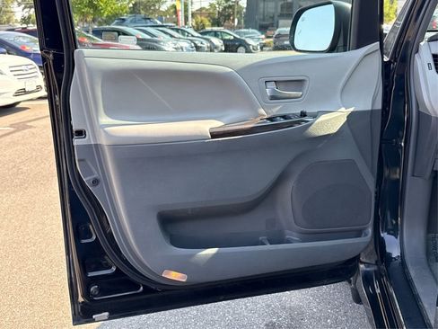Used 2019 Toyota Sienna XLE image 22