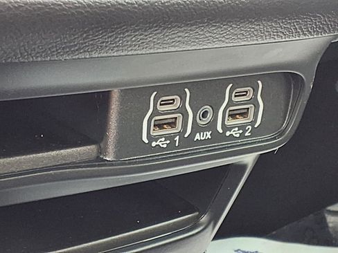 Used 2025 Chrysler Voyager LX FWD image 9