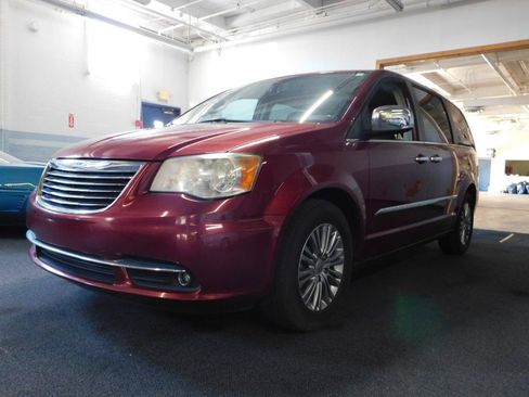 Used 2013 Chrysler Town & Country Touring-L w/ Driver Convenience Group FWD image 9