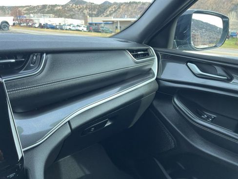 Used 2023 Jeep Grand Cherokee L Laredo image 32