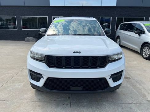Used 2025 Jeep Grand Cherokee Altitude AWD/4WD image 2
