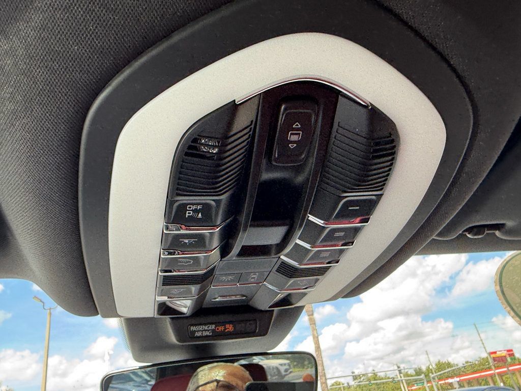 Used 2026 Porsche Macan AWD/4WD image 19