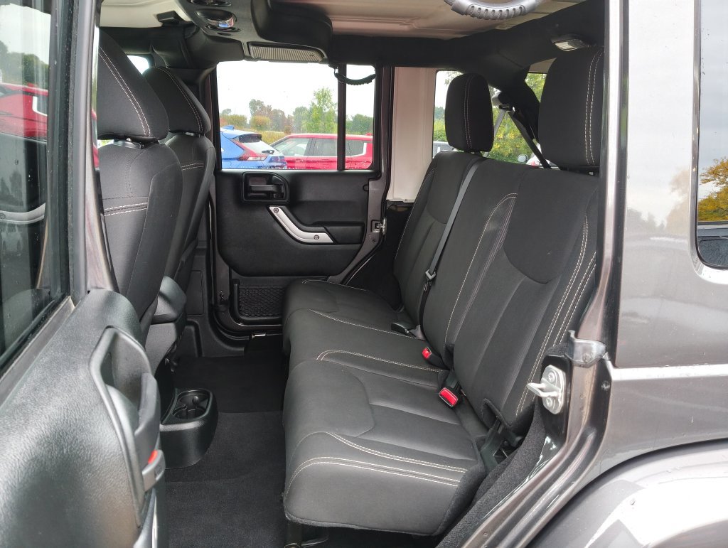 Used 2018 Jeep Wrangler Unlimited Sahara w/ Connectivity Group AWD/4WD image 11