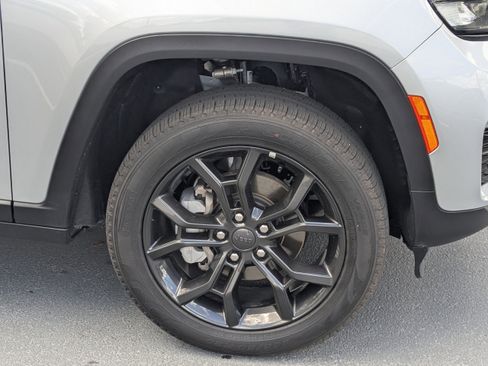 New 2025 Jeep Grand Cherokee Limited w/ Trailer Tow Package image 10