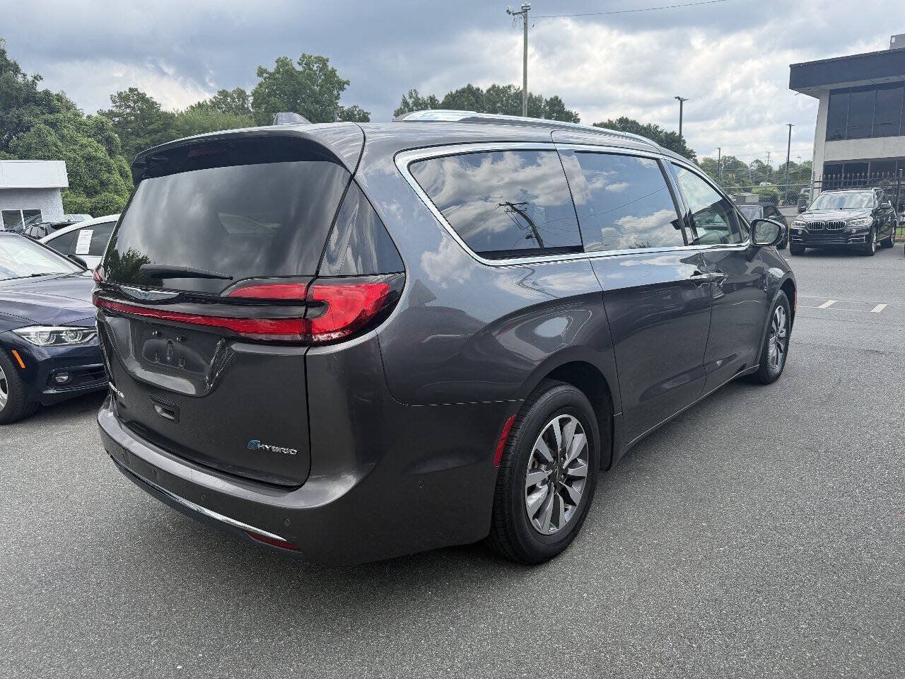 Used 2021 Chrysler Pacifica Touring-L FWD image 4