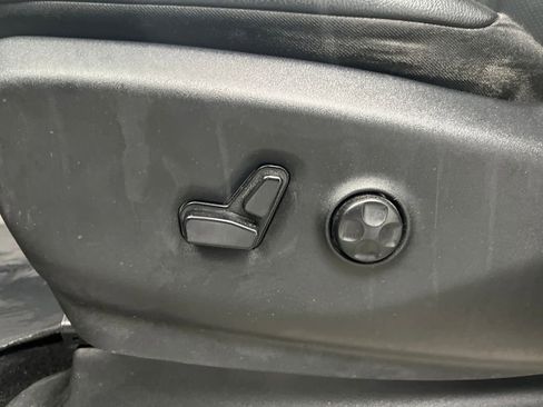 Used 2020 Chrysler Pacifica Touring-L image 10