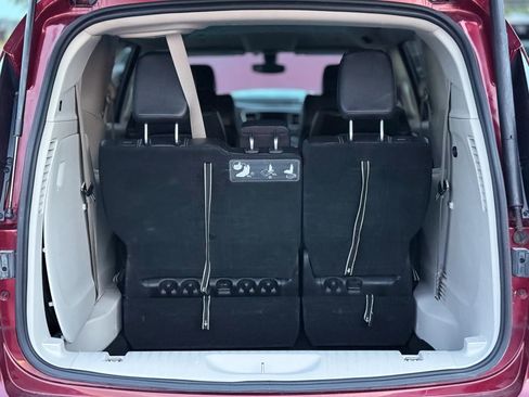 Used 2020 Chrysler Voyager Lxi FWD image 29