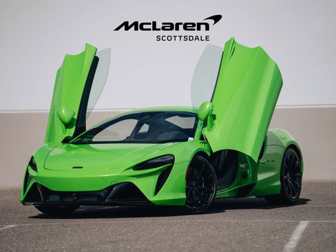 Used 2025 McLaren Artura image 2