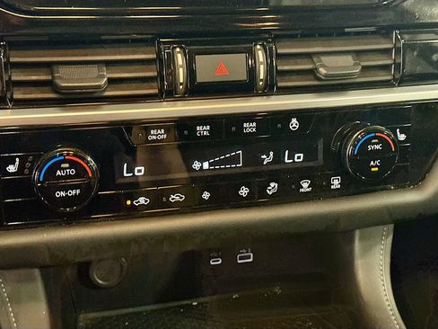 Used 2024 Nissan Pathfinder SV AWD/4WD image 17