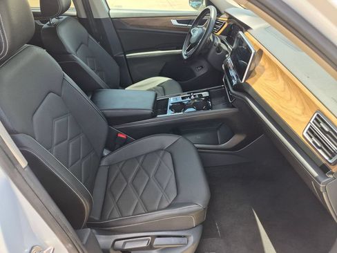Used 2025 Volkswagen Atlas SE FWD image 30