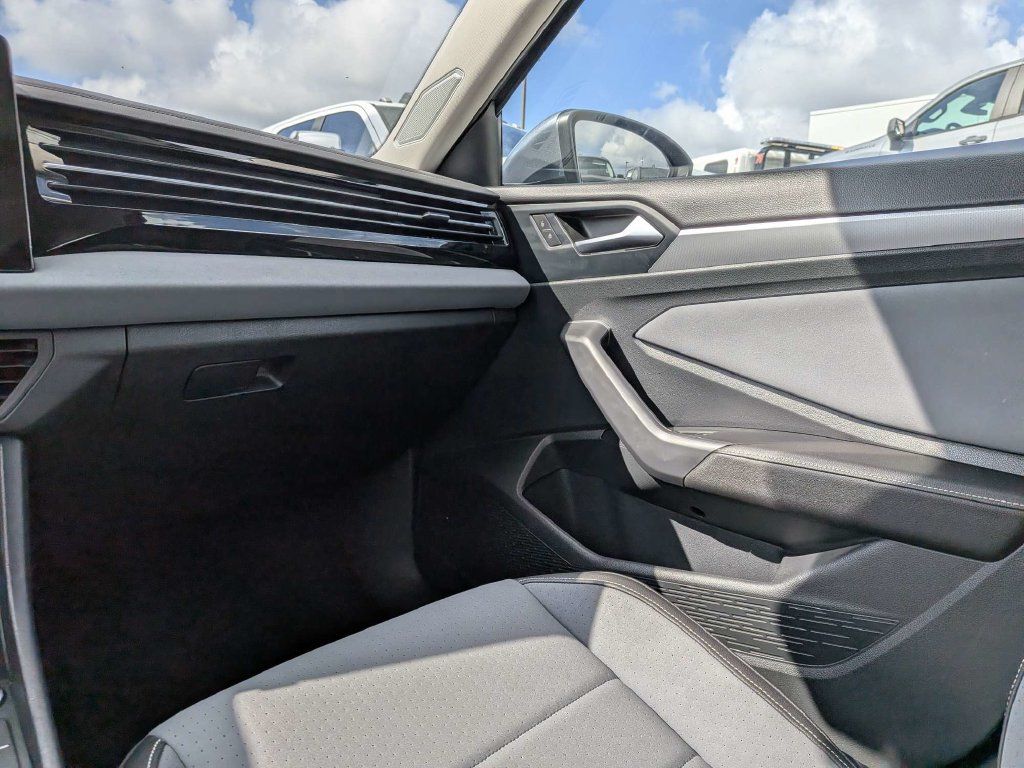 Used 2025 Volkswagen Jetta SE FWD image 15