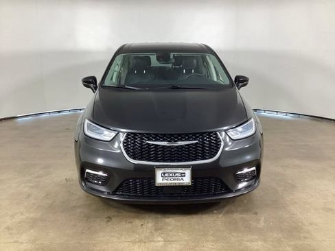 Used 2023 Chrysler Pacifica Touring-L FWD image 2