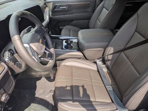 New 2025 Chevrolet Suburban High Country image 3