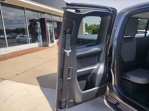 Used 2016 Toyota Tacoma SR5 w/ SR5 Appearance Package (SN) AWD/4WD image 15
