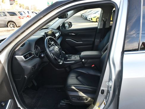 Used 2022 Toyota Highlander XLE FWD image 16