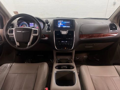 Used 2014 Chrysler Town & Country Touring-L w/ Driver Convenience Group FWD image 13