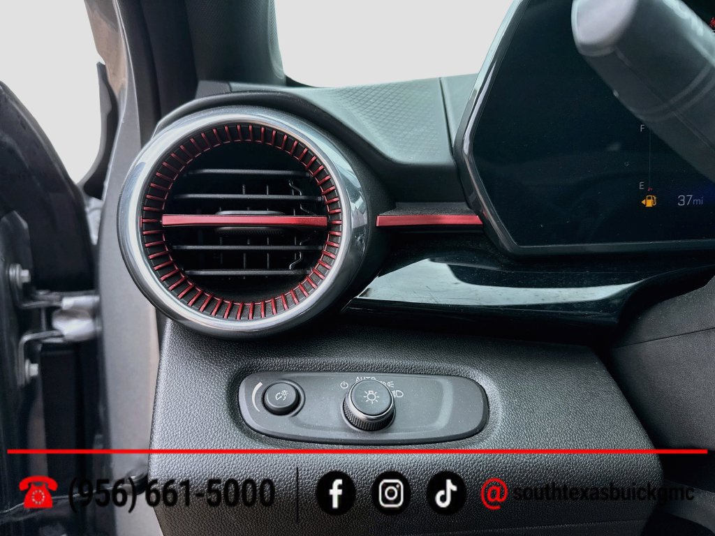 Used 2025 Chevrolet Trax RS w/ Sunroof Package FWD image 21
