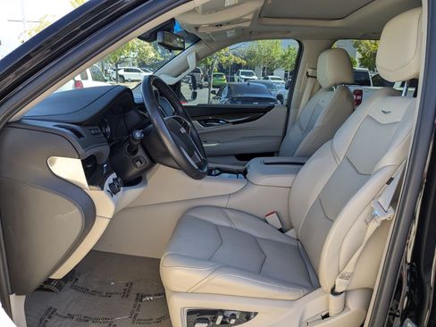 Used 2020 Cadillac Escalade ESV Luxury AWD/4WD image 25