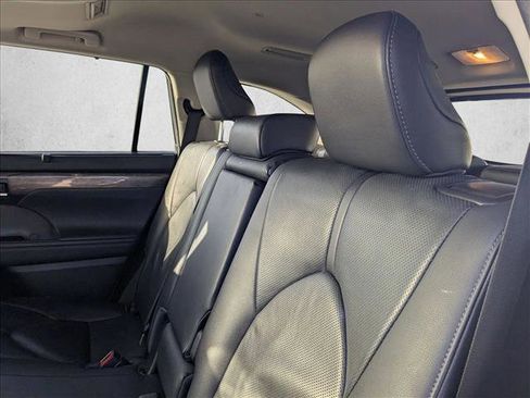 Used 2020 Toyota Highlander Limited image 17