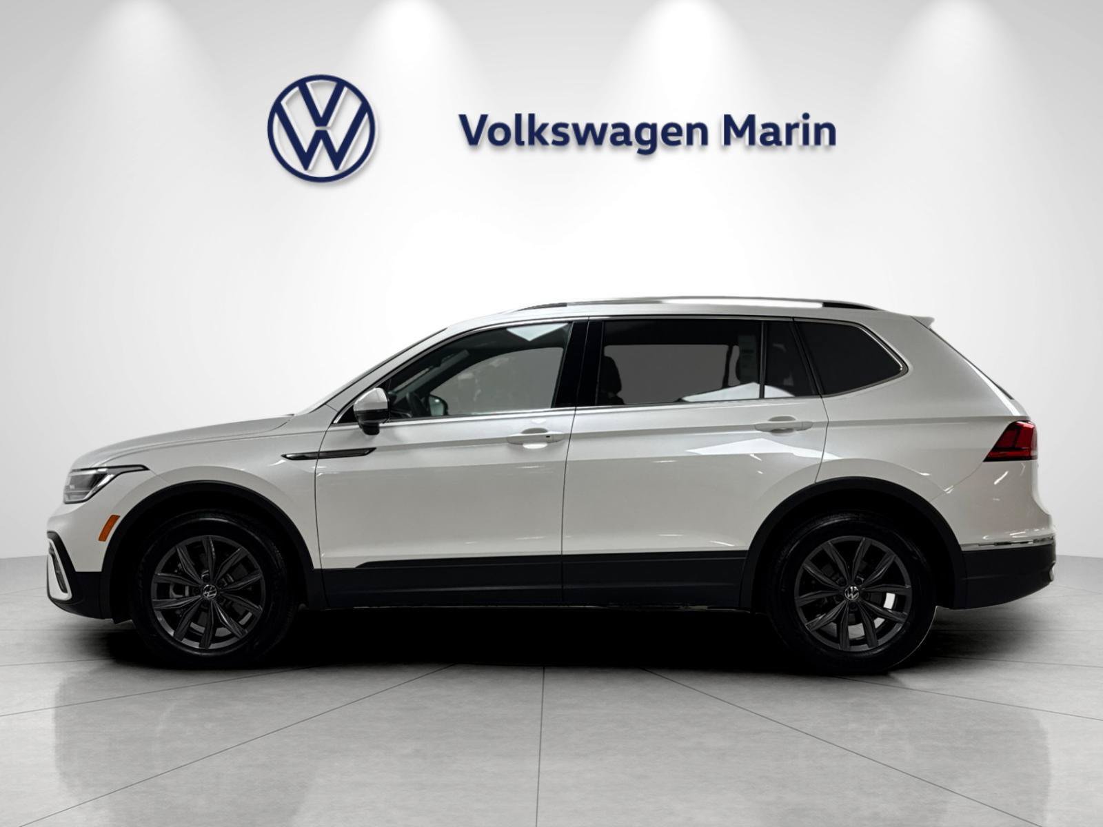 Used 2024 Volkswagen Tiguan SE R-Line AWD/4WD image 2
