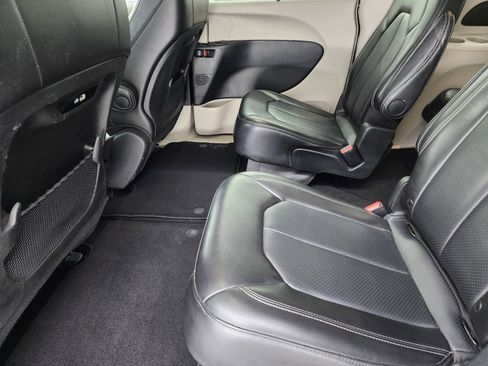 Used 2024 Chrysler Pacifica Touring-L image 35