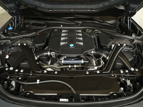 Used 2024 BMW 760i xDrive w/ Executive Package image 31