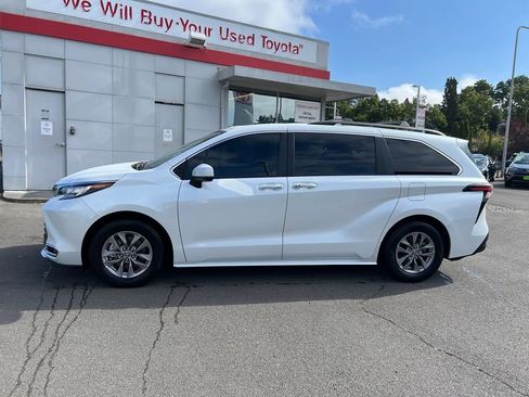 Used 2022 Toyota Sienna XLE AWD/4WD image 7