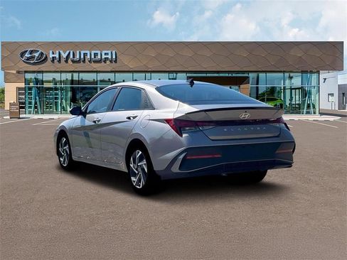 Used 2025 Hyundai Elantra Sport FWD image 5