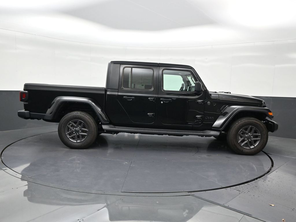 Used 2025 Jeep Gladiator Sport AWD/4WD image 6