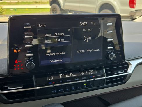 Used 2024 Toyota Sienna LE FWD image 16