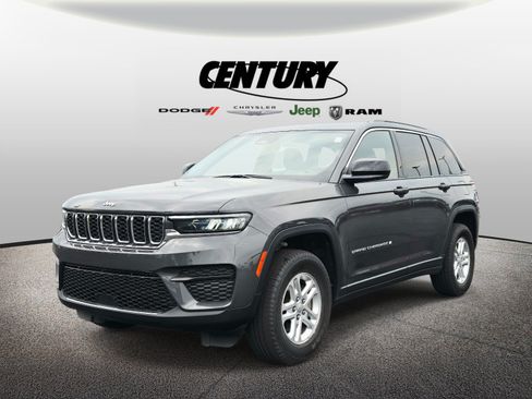 Used 2025 Jeep Grand Cherokee Laredo w/ Luxury Tech Group I AWD/4WD image 8