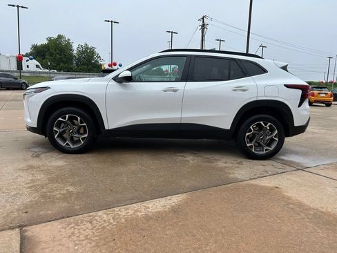 Used 2025 Chevrolet Trax LT w/ Driver Confidence Package FWD image 2