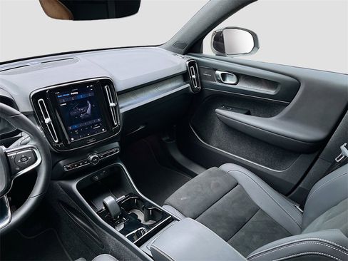 Used 2023 Volvo XC40 Recharge Ultimate image 25