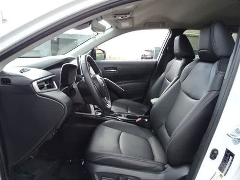 Used 2025 Toyota Corolla Cross XLE FWD image 17
