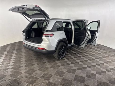 Used 2025 Jeep Grand Cherokee Altitude AWD/4WD image 18