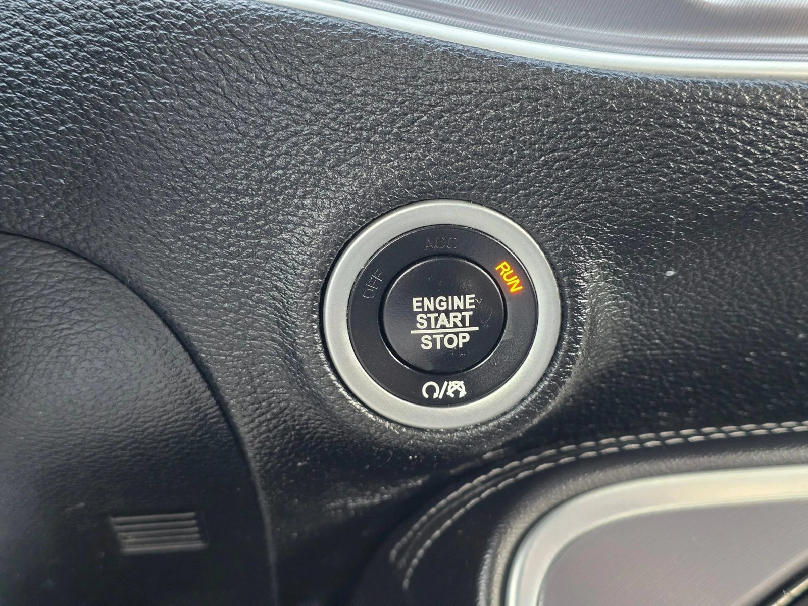 Used 2020 Dodge Challenger SXT RWD image 34