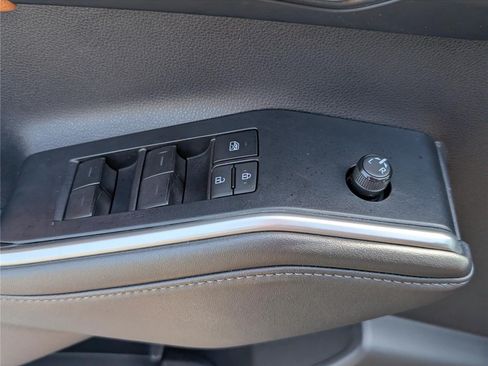 Used 2022 Toyota Highlander XLE AWD/4WD image 21