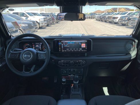 Used 2025 Jeep Gladiator Rubicon AWD/4WD image 15