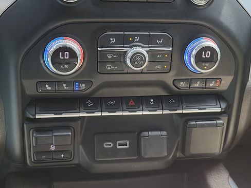 Certified 2022 GMC Sierra 1500 SLT w/ SLT Premium Package AWD/4WD image 33