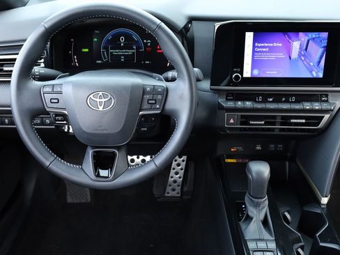 Used 2025 Toyota Camry SE image 13