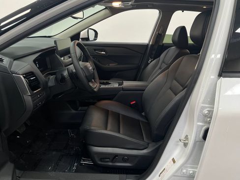 Used 2025 Nissan Rogue SL w/ SL Premium Package FWD image 12