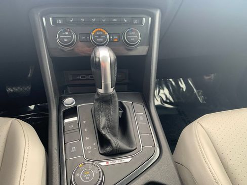 Used 2018 Volkswagen Tiguan SE w/ Panoramic Sunroof Package AWD/4WD image 10