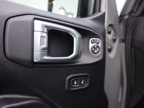 Used 2021 Jeep Gladiator Willys image 22