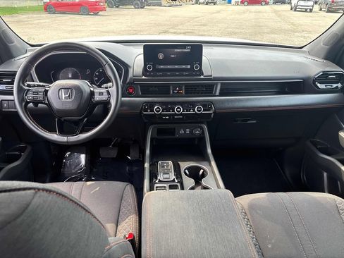 Used 2025 Honda Pilot Sport image 19