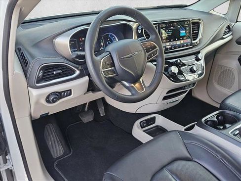 Used 2024 Chrysler Pacifica Limited FWD image 10