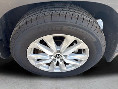 Used 2023 Toyota Corolla Cross LE AWD/4WD image 17